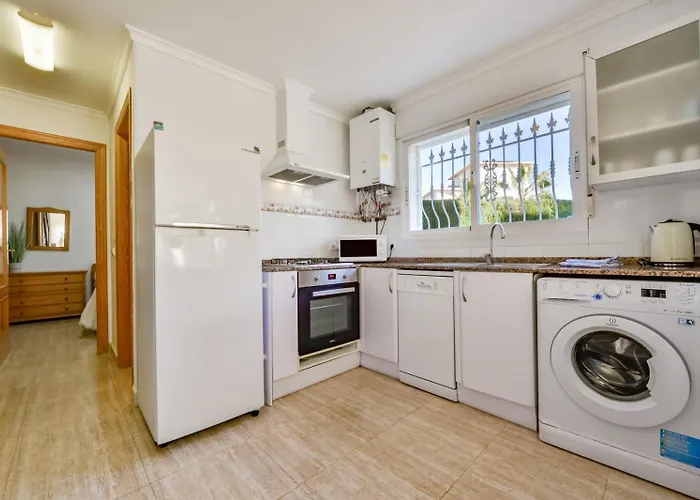 Guzman - Margaret Feriehus Calpe